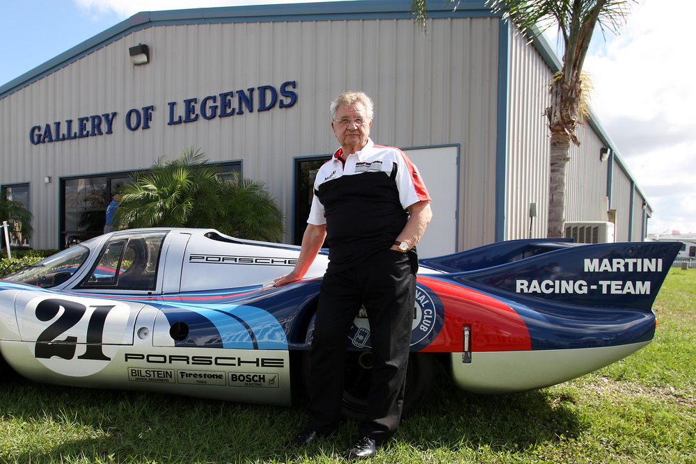Hans Herrmann frente al Hall de la Fama de Sebring en 2012