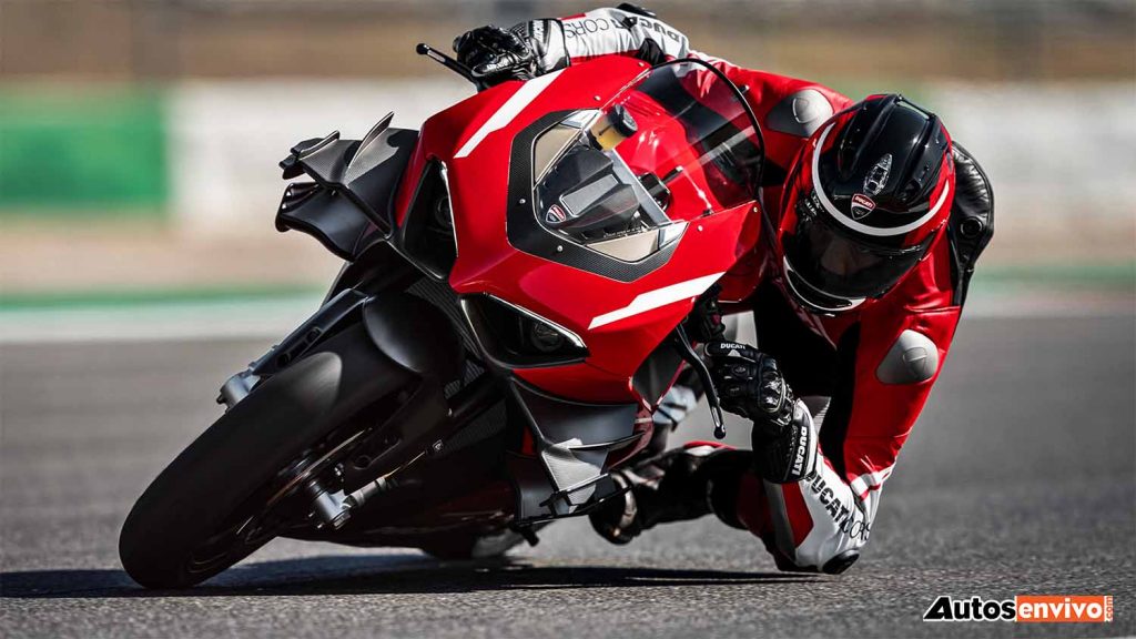 La Ducati Superleggera V4 es la mejor expresión de la ingeniería contemporánea en el motociclismo. Es el sueño que se hace realidad. El resultado de la investigación más innovadora sobre materiales, dinámica e ingeniería. Una búsqueda que alcanza su plenitud cuando la moto entra en pista y el piloto que la prueba llega a sentir emociones realmente intensas. Hemos hablado de ello con Alessandro Valia, Ducati Official Test Rider.
